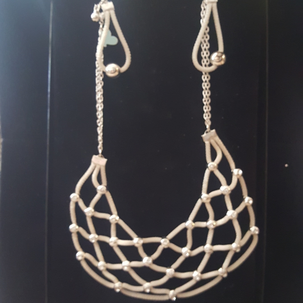 NWT! Mesh Necklace w/earrings (slight damage)